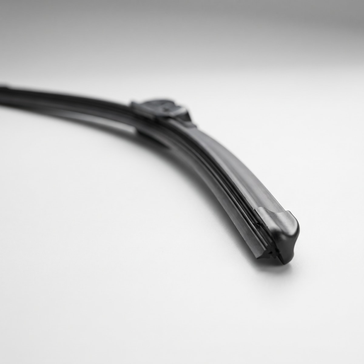 Beam-Style Blades — Even pressure across the sweep